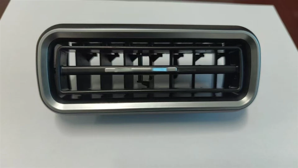 Izlaz ventilacijskog otvora na upravljačkoj ploči autobusa